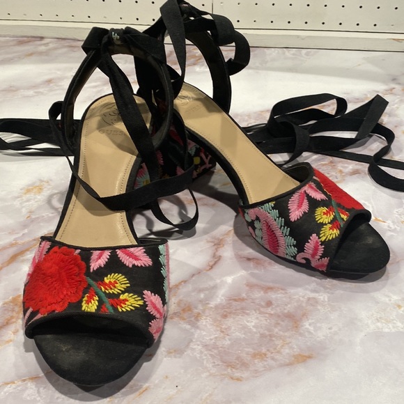 - Guess low heel floral embroidered shoes with ankle ties. SZ 9 - Picture 2 of 6